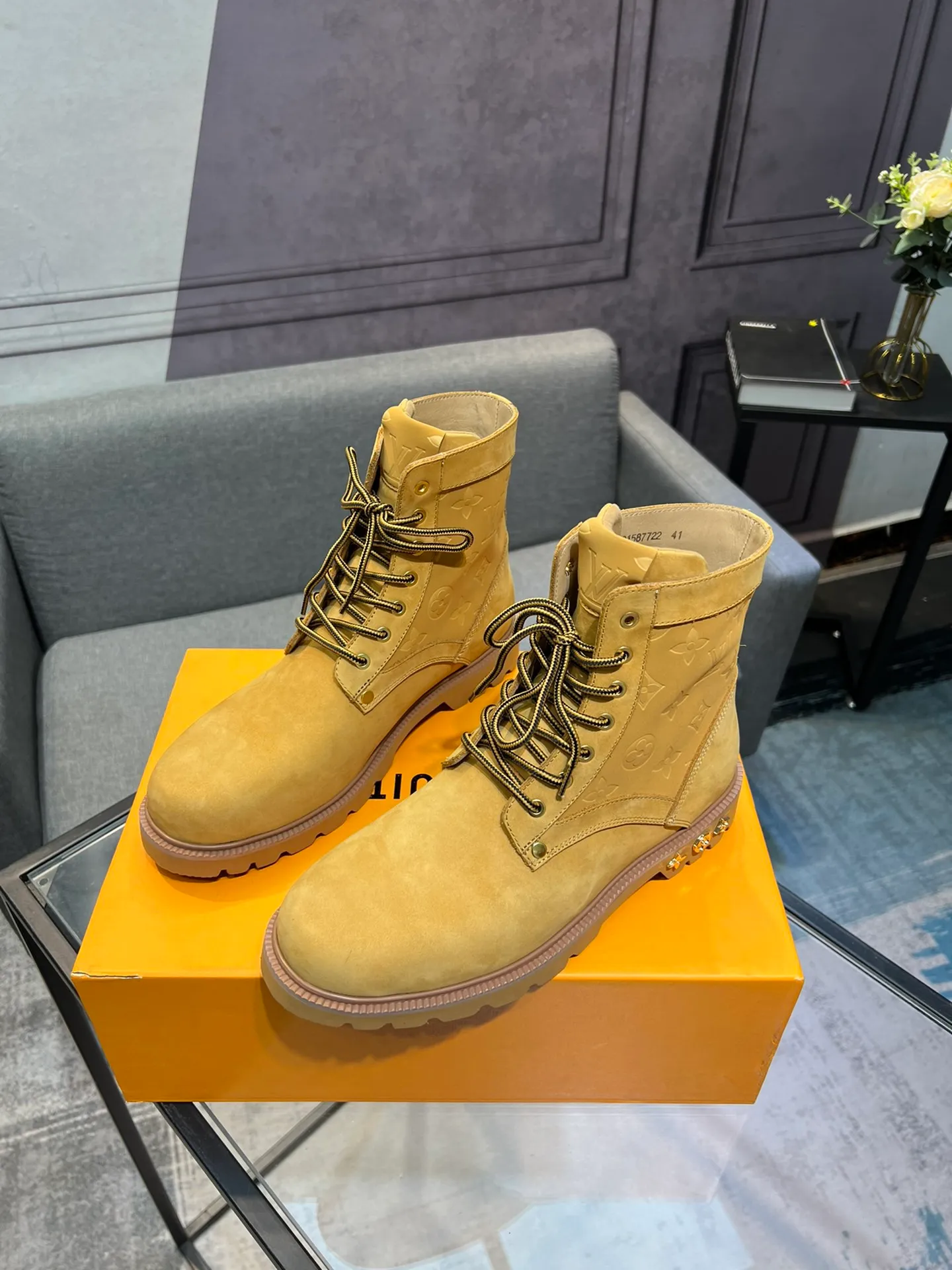 Men's shoes 💰920 L Home - the latest LV men's business casual boots, luxury and nobility are a must. They are all made of imported original first-layer cowhide, just to create a more comfortable wearing experience. ➕Top imported water-dyed full cow lining, original high wear-resistant outsole! 👏👏 Size: Male 39-44; (38 45 46 customized)